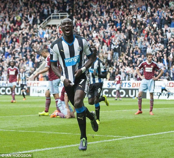 Sissoko sau khi ghi bàn mở tỉ số trong trận Newcastle thắng West Ham 2-0 Ảnh: DAILY MAIL