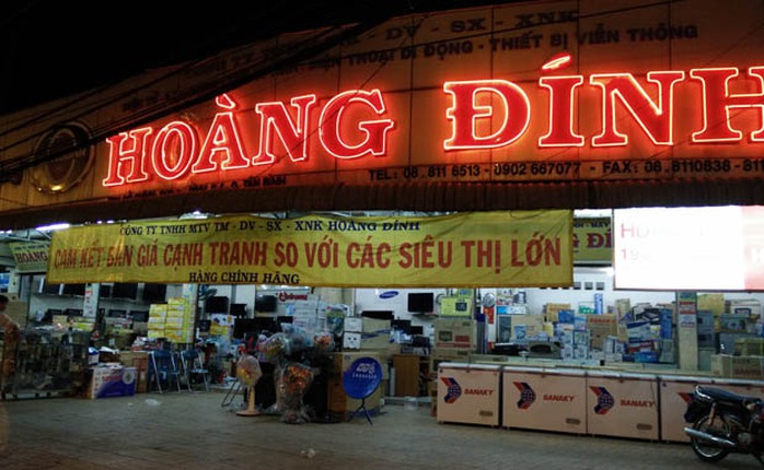 Nhiều siêu thị tầm trung cũng đang trong tình trạng ngắc ngoải. Trong ảnh: phải treo biển giảm giá để thuyết phục khách hàng. Ảnh: Minh Phúc