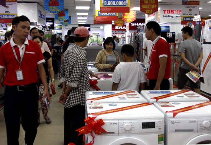Khi đã nên “duyên nợ” với Central Group, liệu Nguyễn Kim có thu hút thêm khách hàng tới mua sắm? Trong ảnh: khách hàng mua sắm tại Nguyễn Kim quận 1 (TP HCM). Khi đã nên “duyên nợ” với Central Group, liệu Nguyễn Kim có thu hút thêm khách hàng tới mua sắm? Trong ảnh: khách hàng mua sắm tại Nguyễn Kim quận 1 (TP HCM).