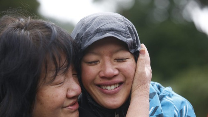 Bà Maggie Khoo (trái) ôm con gái Susan OBrien. Ảnh: Fairfax NZ