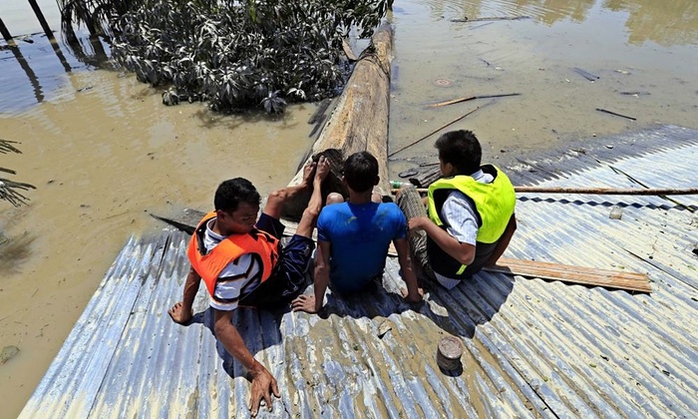 Người dân ở TP Sagaing - Myanmar phải leo lên mái nhà tránh lụt Ảnh: EPA