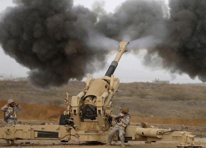 Ả Rập Saudi pháo kích Houthi từ biên giới. Ảnh: Reuters