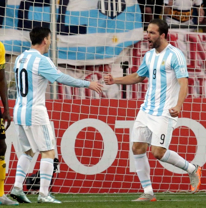 Thay Aguero, tiền đạo Higuain (phải) hoàn thành xuất sắc nhiệm vụ cho Argentina  Ảnh: REUTERS