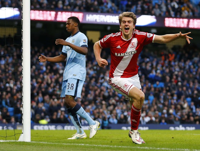 Tiền đạo Bamford, mượn từ Chelsea, trong bàn mở tỉ số cho Middlesbrough ở trận thắng Man City 2-0 tại vòng 4 Ảnh: REUTERS