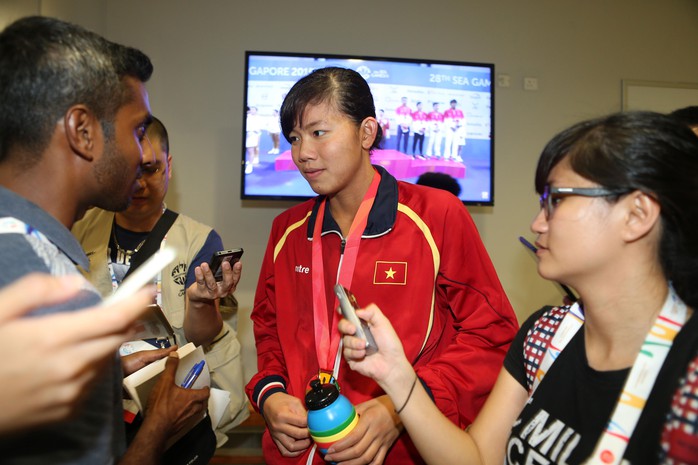 Ánh Viên trả lời báo chí Đông Nam Á tại SEA Games 2015 ở Singapore hồi tháng 6