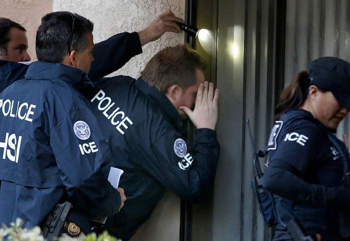 Các đặc vụ của Cơ quan Di trú và hải quan Mỹ (ICE) tham gia cuộc truy quét. Ảnh: LOS ANGELES TIMES