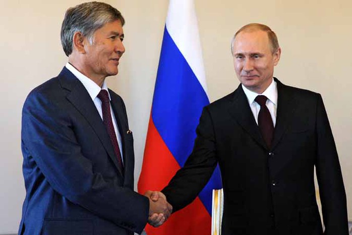 Tổng thống Nga Vladimir Putin (phải) hội đàm với Tổng thống Kyrgyzstan Almazbek Atambayev ở  St. Petersburg ngày 16-3 Ảnh: RIA NOVOSTI
