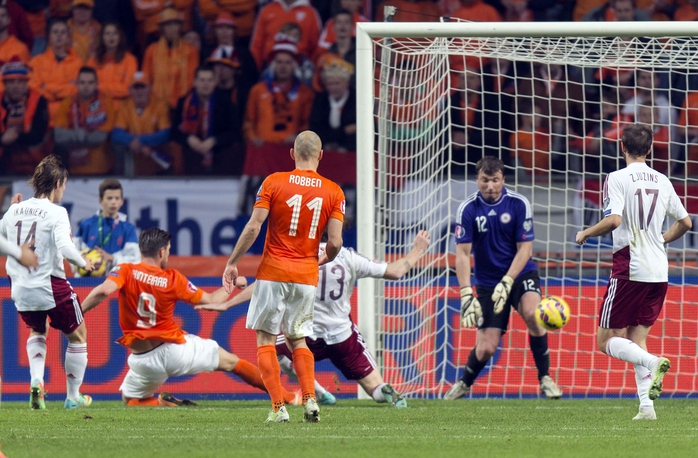 Huntelaar (9) sẽ là niềm hy vọng số 1 trên hàng công Hà Lan khi Robben và Van Persie vắng mặt vì chấn thương Ảnh: REUTERS