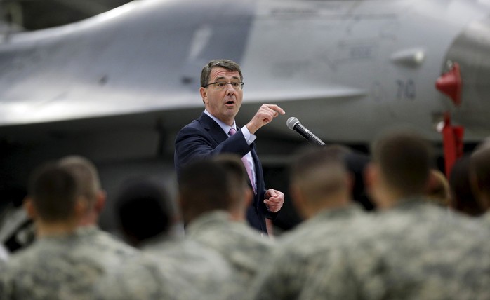 Bộ trưởng Quốc phòng Mỹ Ashton Carter phát biểu tại căn cứ không quân Osan của Mỹ ở phía Nam Seoul hôm 9-4 Ảnh: AP
