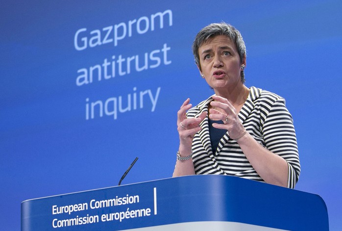 Bà Margrethe Vestager công bố cáo buộc Gazprom vi phạm luật chống độc quyền hôm 22-4 Ảnh: REUTERS