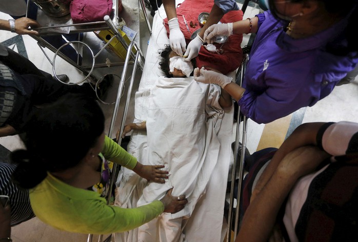 Một bé gái bị thương trong trận động đất được điều trị tại một bệnh viện ở Kathmandu hôm 28-4 Ảnh: REUTERS