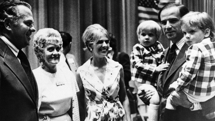 Ông Joe Biden bế 2 con trai đứng cạnh người vợ đầu tiên Neilia năm 1972, trước khi bà qua đời vì tai nạn Ảnh: AP