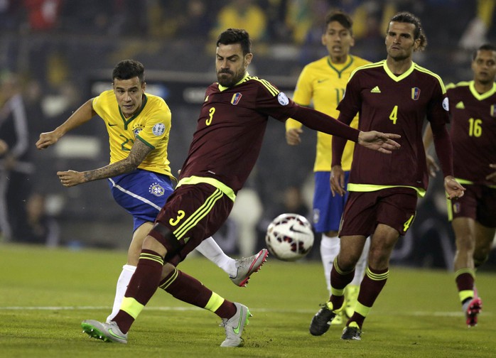 Coutinho (trái) cần phát huy hơn nữa các pha sút xa lợi hại khi Brazil đối đầu Paraguay phòng ngự rất chặt chẽ Ảnh: REUTERS