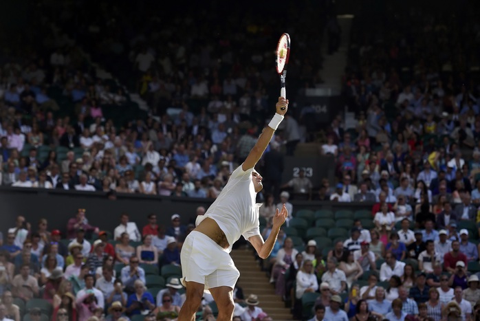Cú giao bóng là vũ khí chính giúp Federer duy trì cơ hội giành chức vô địch Wimbledon thứ 8 trong sự nghiệp Ảnh: REUTERS