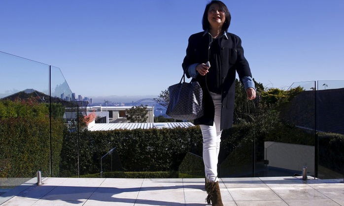 Một khách hàng đến từ TP Thượng Hải xem nhà tại TP Sydney - Úc Ảnh: REUTERS
