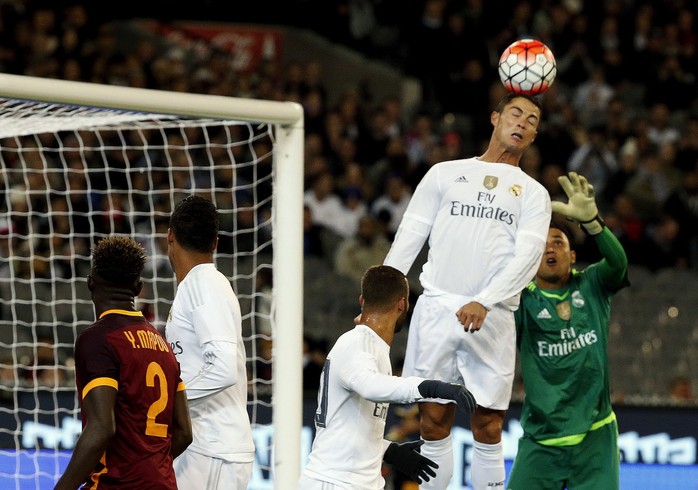 Ronaldo tham gia phòng ngự trong trận Real Madrid thua Roma tối 18-7 tại Úc  Ảnh: REUTERS