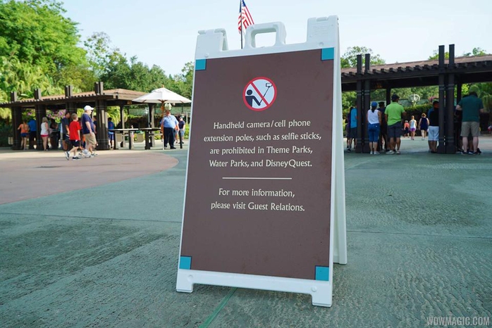 Biển báo cấm gậy “tự sướng” tại một công viên Disney ở Mỹ  Ảnh: wdwmagic.com