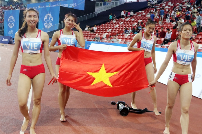 Nguyễn Thị Thúy (bìa trái) sau khi cùng đồng đội về nhất và phá kỷ lục nội dung 4 x 400 m  
Ảnh: QUANG LIÊM