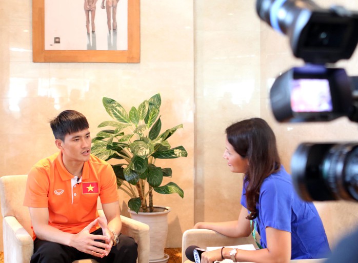 Tiền đạo Công Vinh trò chuyện với phóng viên kênh truyền hình Fox Sports ở AFF Cup 2014