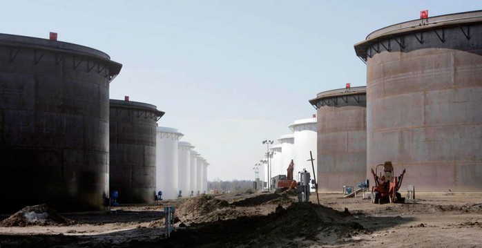 Bể chứa dầu mới được xây thêm ở phía Bắc TP Cushing  Ảnh: AP