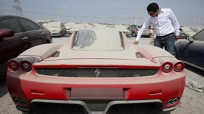 Các tín đồ mê ô tô hẳn sẽ đứng ngồi không yên khi chứng kiến một chiếc Ferrari Enzo bị quên lãng đến phủ bụi thế này ở Dubai
Ảnh: FACEBOOK