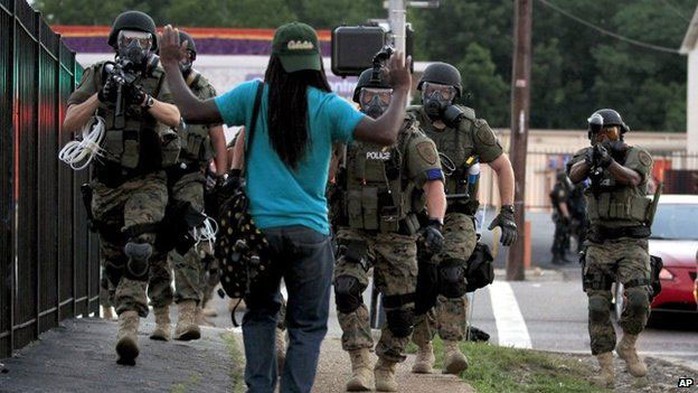 Cảnh sát trang bị vũ khí tận răng được triển khai ở TP Ferguson - Mỹ hồi năm 2014 Ảnh: AP