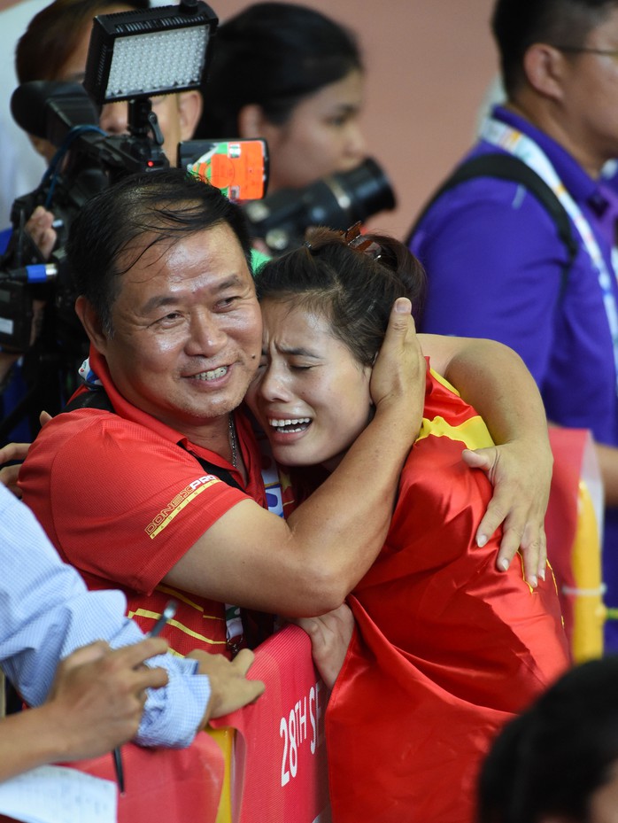 Nguyễn Thị Huyền chia sẻ niềm vui chiến thắng cùng HLV Vũ Ngọc Lợi 
tại SEA Games 2015  Ảnh: NGỌC LINH