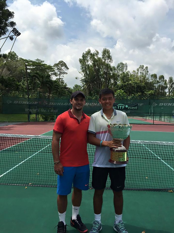 Lý Hoàng Nam hạnh phúc sau khi đăng quang nội dung đơn nam Giải Quần vợt 25th Sarawak Chief Minister’s Cup - nhóm 1. (Ảnh do nhân vật cung cấp)