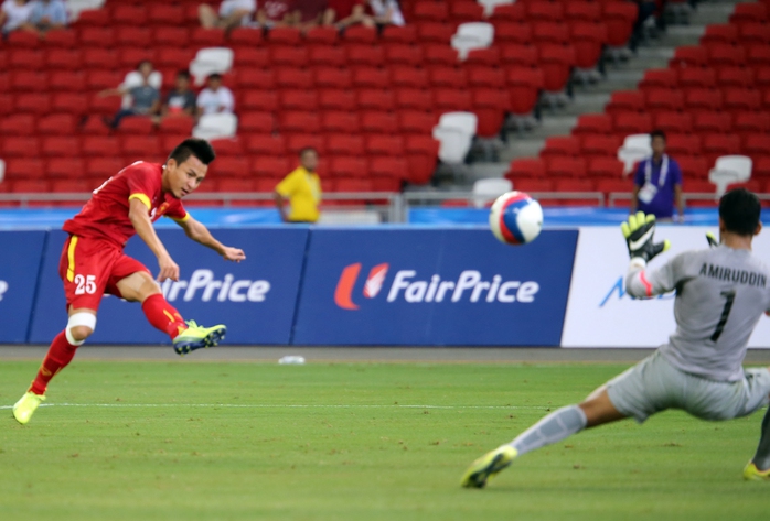 Huy Toàn trong pha ghi bàn ở trận tranh HCĐ U23 Việt Nam thắng U23 Indonesia 5-0 Ảnh: QUANG LIÊM