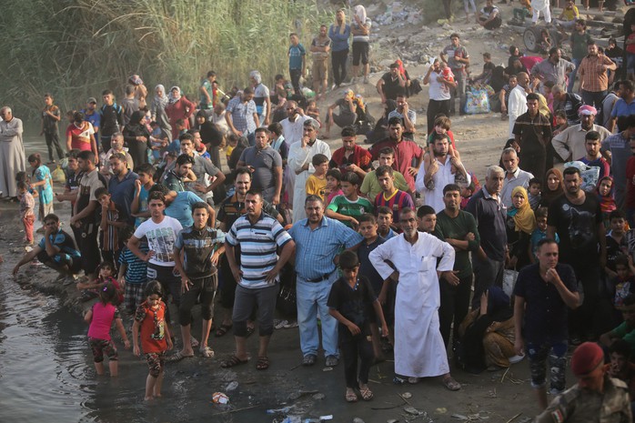 Người dân chạy khỏi TP Ramadi - Iraq sau khi địa phương này  rơi vào tay IS Ảnh: REUTERS