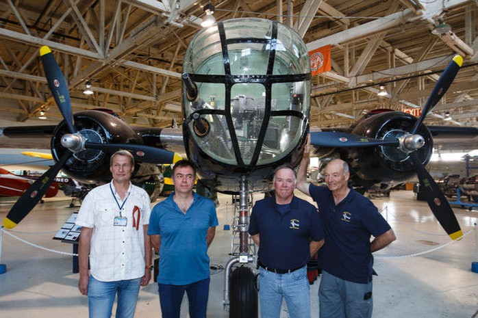 Từ trái qua phải: Các phi công Valentin Lavrentyev, Sergey Barmov (Nga), Jeff Geer và Allan Snowie (Mỹ) Ảnh: EDMONTON SUN