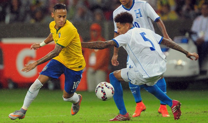 Neymar (trái) trong trận giao hữu Brazil thắng Honduras 1-0 sáng 11-6  Ảnh: REUTERS