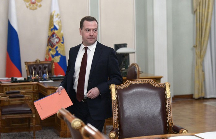 Thủ tướng Nga Dmitry Medvedev ký kế hoạch chống khủng hoảng. Ảnh: ITAR-TASS