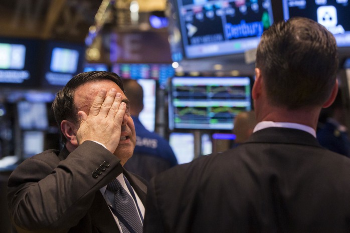 Nhân viên NYSE phản ứng sau khi sàn chứng khoán này tê liệt gần 4 giờ  
Ảnh: REUTERS
