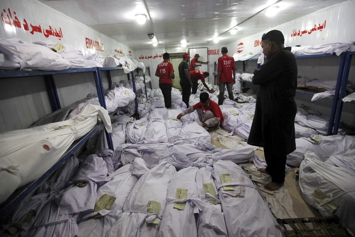 La liệt thi thể các nạn nhân của đợt nắng nóng tại nhà xác ở Karachi Ảnh: REUTERS