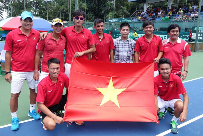 Phó Chủ tịch kiêm Tổng Thư ký VTF Nguyễn Quốc Kỳ (thứ ba từ phải sang) cùng đội tuyển quần vợt nam sau khi giành quyền thăng hạng Davis Cup Ảnh: Ngọc Linh