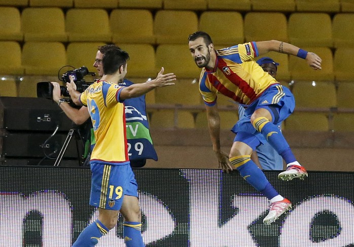 Negredo (phải) tìm lại niềm vui khi trở lại Valencia  Ảnh: REUTERS