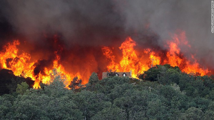 Khoảng 5% đám cháy được khống chế nhưng do hạn hán nghiêm trọng đã khiến ngọn lửa tiếp tục lan rộng. Ảnh: CNN
