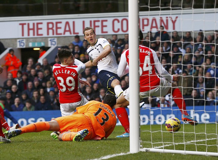 Kane (áo trắng) trong pha gỡ hòa cho Tottenham Ảnh: REUTERS