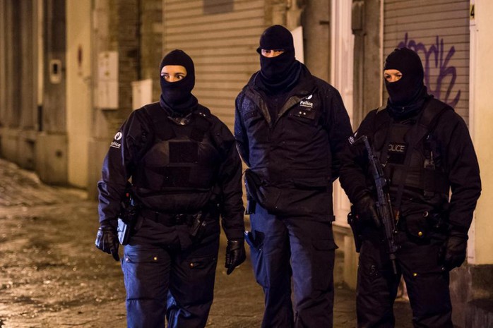 Cảnh sát Bỉ canh gác trên đường phố ở Verviers. Ảnh: AP