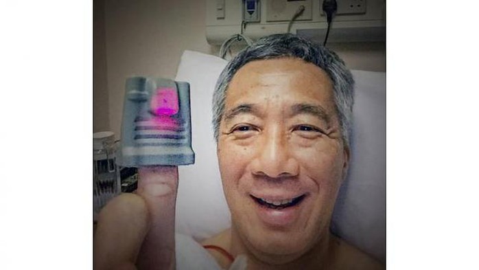 Thủ tướng Lý Hiển Long chụp ảnh tự sướng trên giường bệnh tối 15-2. Ảnh: Facebook