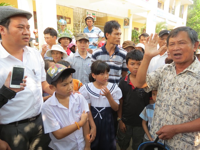  Chủ tịch UBND huyện Phú Lộc Nguyễn Văn Mạnh đối thoại với phụ huynh tại sân trường Nam Phổ Hạ xã Lộc An