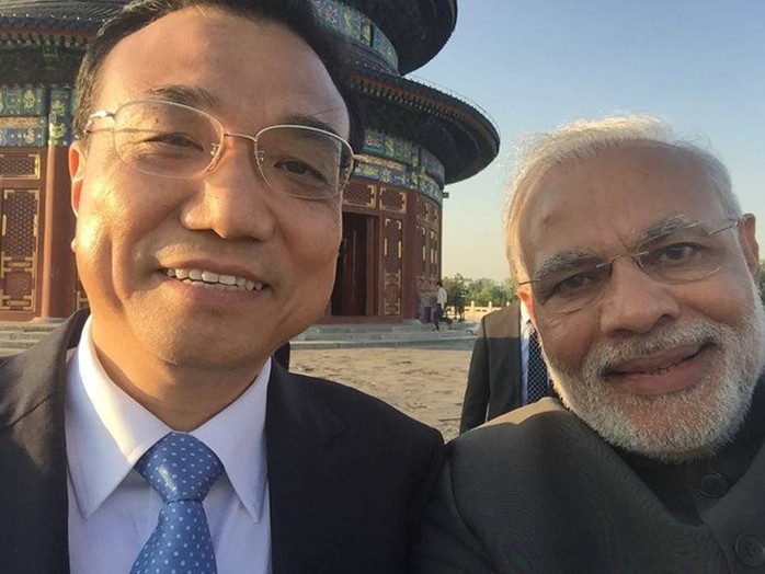 Thủ tướng Modi chụp ảnh tự sướng với Thủ tướng Trung Quốc Lý Khắc Cường. Ảnh: Facebook