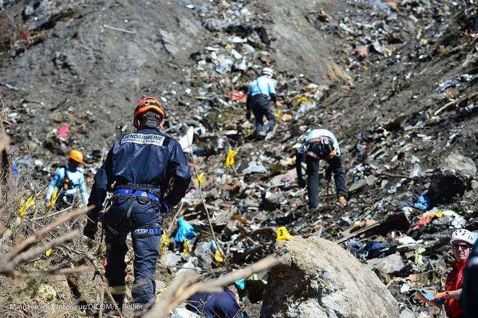 Giới chức Pháp cho biết không có thi thể nạn nhân nào còn nguyên vẹn Ảnh: REUTERS