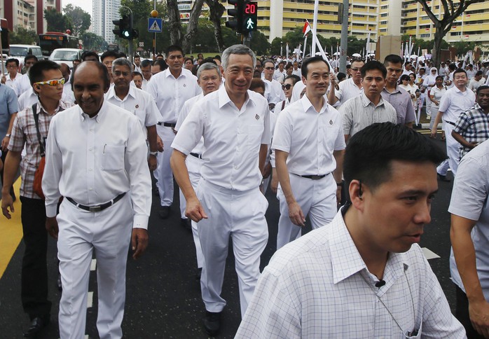 Thủ tướng Singapore Lý Hiển Long và những người ủng hộ hôm 1-9  Ảnh: REUTERS