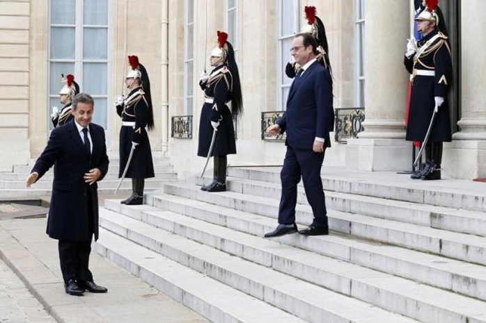 Ông Francois Hollande (phải) và Nicolas Sarkozy tại điện Elysee Ảnh: REUTERS