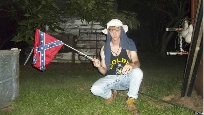 Nghi can Dylaan Roof chụp rất nhiều bức ảnh với lá cờ Confederate Ảnh: REUTERS