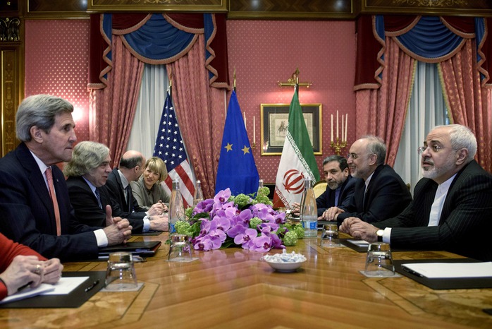 Phái đoàn Mỹ (trái) và Iran tại cuộc đàm phán hạt nhân ở TP Lausanne - Thụy Sĩ hôm 27-3 Ảnh: REUTERS