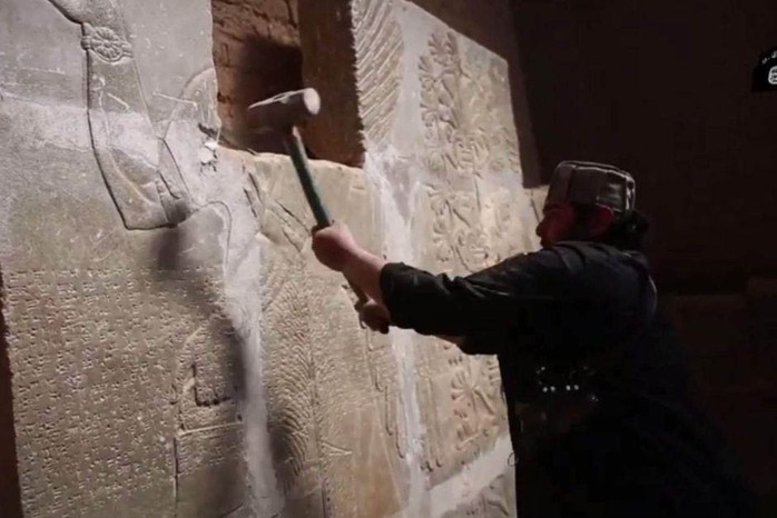 Đoạn video chiếu cảnh một tay súng IS phá hủy di tích tại thành cổ Nimrud Ảnh: Abc.net.au