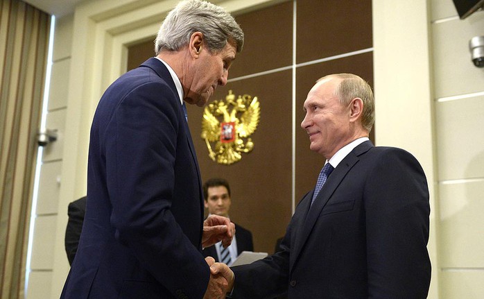 Tổng thống Nga Vladimir Putin tiếp Ngoại trưởng Mỹ John Kerry ở Sochi hôm 12-5 Ảnh: KREMLIN.RU